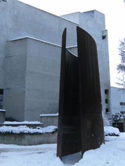 Richard Serra vorm Stadttheater
